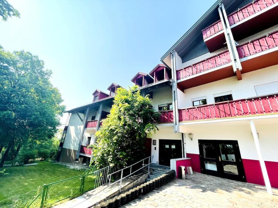 Fewo 20 - Appartement Im Rottalblick - Youngmodern Wohnen Mit Bademantelgang Zur Therme, Tv, Balkon Und Persoenlichem Gaesteempfang Von Astarte Estate Bad Griesbach  Dış mekan fotoğraf